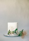 Весільний торт з квітковим прикрасою — стокове фото