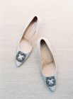 Свадебные туфли на высоком каблуке с драгоценными камнями — стоковое фото