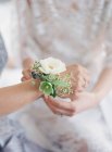 Braut trägt florales Armband — Stockfoto