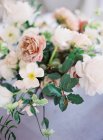 Bouquet di rose rosa sul tavolo — Foto stock