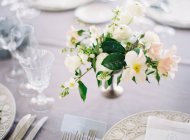 Apparecchiare la tavola decorata con fiori — Foto stock