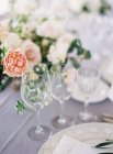 Weingläser auf Hochzeitstisch arrangiert — Stockfoto