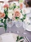 Copos de vinho dispostos na mesa de casamento — Fotografia de Stock