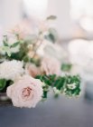 Buquê de rosas rosa na mesa — Fotografia de Stock