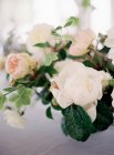 Bouquet of pink roses on table — Stock Photo
