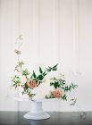 Pastel de boda decorado con hojas - foto de stock