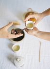 Mãos passando xícara de chá verde — Fotografia de Stock