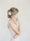Giovane donna in abito da sposa — Foto stock