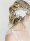 Weibliches Haar mit zartem Blumenschmuck — Stockfoto