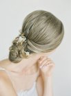 Cheveux féminins avec décoration délicate de fleurs — Photo de stock