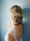Жінка зачіска з квітковим прикрасою — стокове фото