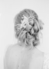 Elegante acconciatura e decorazione dei capelli — Foto stock