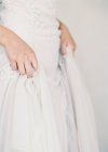 Frau zieht Brautkleid hoch — Stockfoto