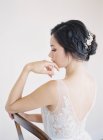 Jeune mariée en robe de mariée — Photo de stock