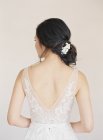 Giovane sposa indossa abito da sposa — Foto stock
