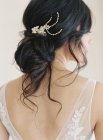 Невеста с элегантным декором волос — стоковое фото