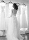 Novia elegir vestidos de novia - foto de stock