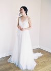 Mujer en vestido de novia de pie en la habitación - foto de stock