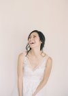 Жінка в весільній сукні сміється — стокове фото