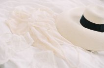 Весільна м'яка білизна і капелюх — стокове фото