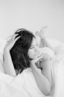 Femme en lingerie exquise couchée sur le lit — Photo de stock