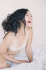 Mulher em lingerie requintada rindo — Fotografia de Stock