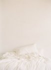 Lençóis enrugados na cama — Fotografia de Stock