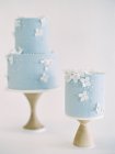 Tortas de boda con glaseado y decoración de flores - foto de stock