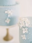 Bolos de casamento com gelo e decoração de flores — Fotografia de Stock