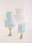 Свадебные торты с глазурью и украшением цветов — стоковое фото