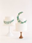 Tortas de boda con glaseado y decoración de flores - foto de stock