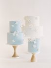 Wedding cakes with icing and flower decoraction — Stock Photo