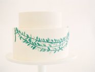 Pastel de boda con decoración floral - foto de stock