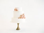 Gâteau de mariage avec décoration florale — Photo de stock