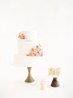 Hochzeitstorten mit Zuckerguss und Blumenschmuck — Stockfoto