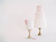 Hochzeitstorten mit Zuckerguss und Blumenschmuck — Stockfoto