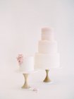 Torte nuziali con glassa e decorazione floreale — Foto stock