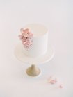 Pastel de boda con decoración floral - foto de stock