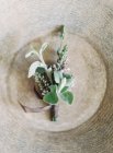 Elegante Hochzeitsblumen mit Schleife — Stockfoto