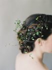 Cabelo de mulher com decoração floral — Fotografia de Stock