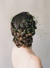 Cabelo de mulher com decoração floral — Fotografia de Stock