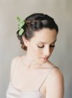 Donna con foglie nei capelli — Foto stock