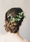 Frau mit Pflanzenblättern im Haar — Stockfoto