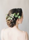 Женщина с листьями растений в волосах — стоковое фото