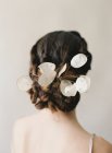 Жіноче волосся з листям рослини — стокове фото