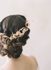 Cheveux de femme avec couronne décorative — Photo de stock