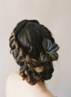 Cheveux avec décoration de feuilles — Photo de stock
