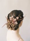 Cabello femenino con decoración de flores - foto de stock