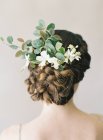 Capelli femminili con fiori e rami decorazione — Foto stock