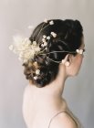 Mulher com flores tecidas no cabelo — Fotografia de Stock